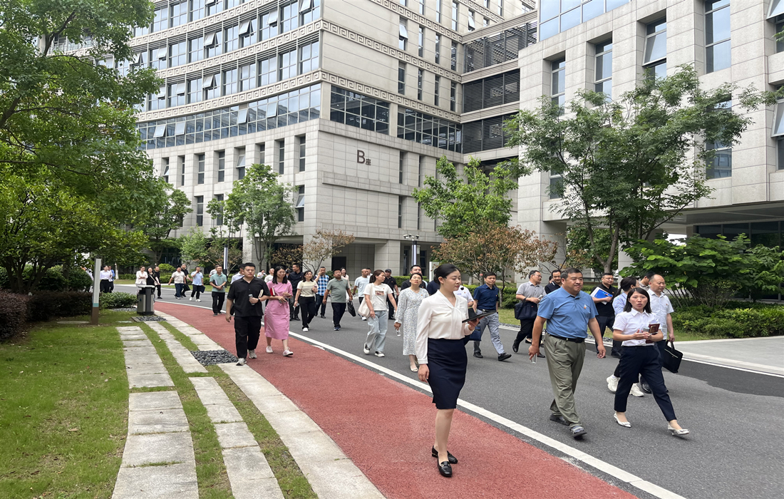 5月29日市机关事务服务中心与襄投置业开展联合主题党日活动 (5).jpg